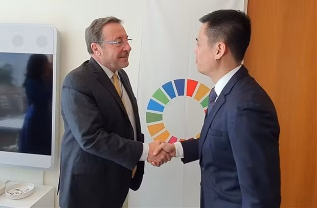 联合国开发计划署署长阿奇姆·施泰纳与越南常驻联合国代表团团长邓黄江大使。