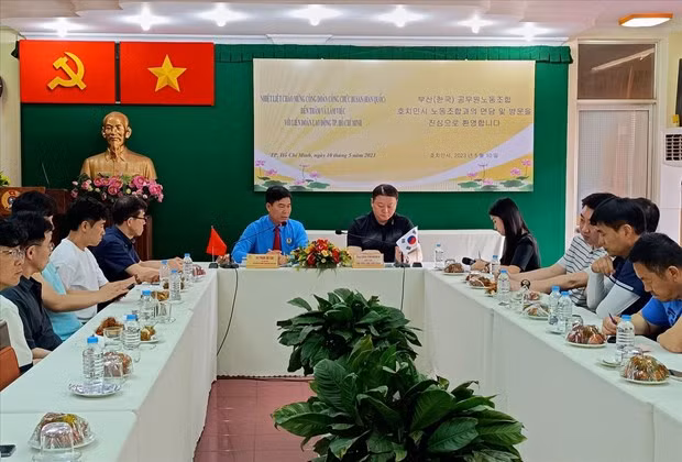 双方见面会场景。