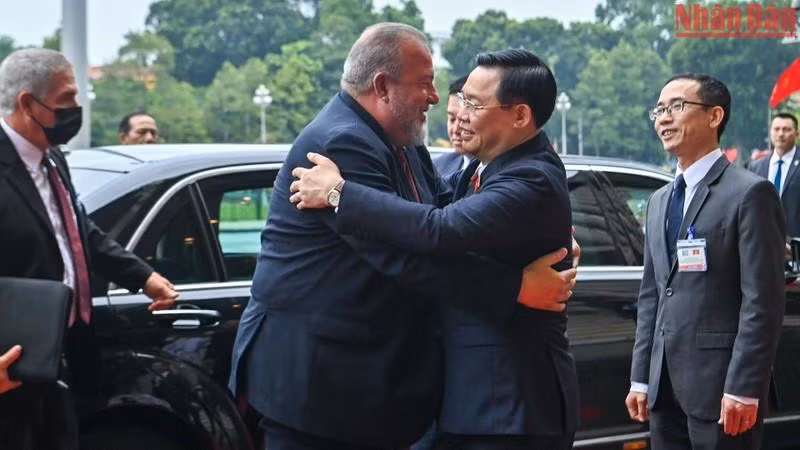 越南国会主席王廷惠热烈欢迎古巴总理曼努埃尔·马雷罗。（维玲 摄）