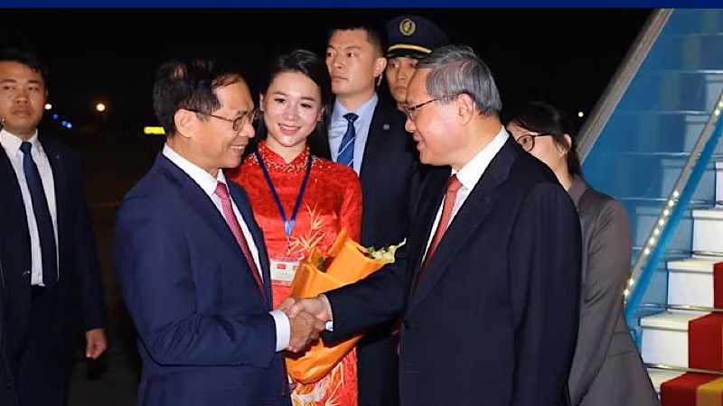 越南政府副总理兼外交部长裴青山到内排国际机场迎接中国国务院总理李强。（图片来源：越通社）