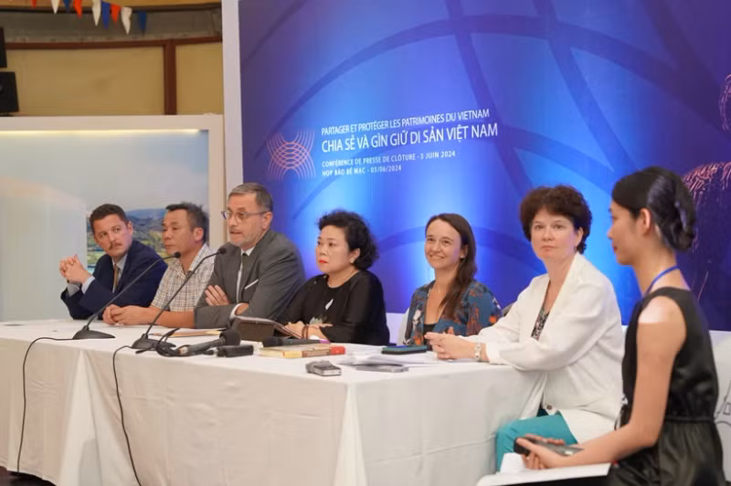 法国驻越南大使奥利维尔·布罗切特主持新闻发布会。