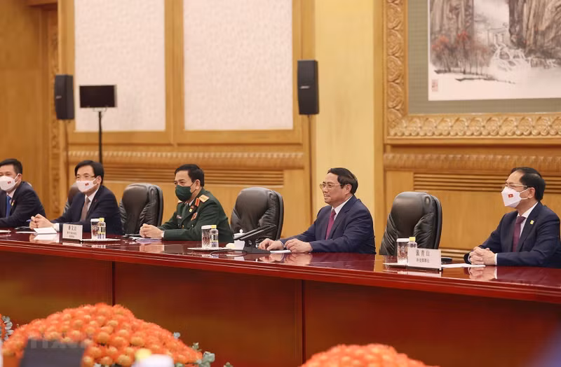 越南政府总理范明正在会见中发表讲话。