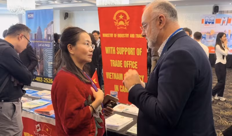 越南驻加拿大商务参赞陈秋琼与蒙特利尔圣洛朗区市议员阿里夫·萨莱姆交谈。