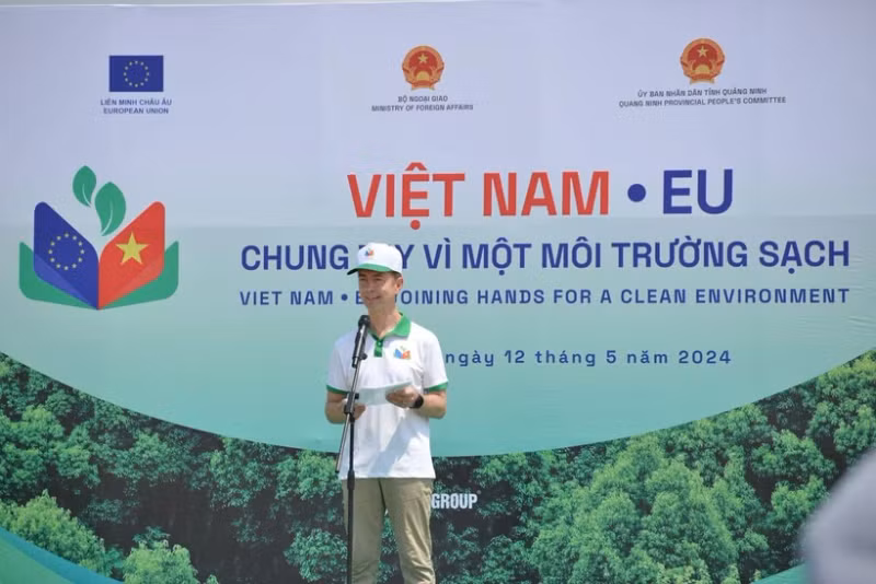 欧盟驻越南代表团团长朱利安·古尔利尔在活动上发表讲话。