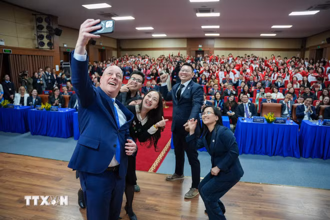 新西兰总理克里斯托弗•卢克森与河内外贸大学学生交流。（图片来源：越通社）