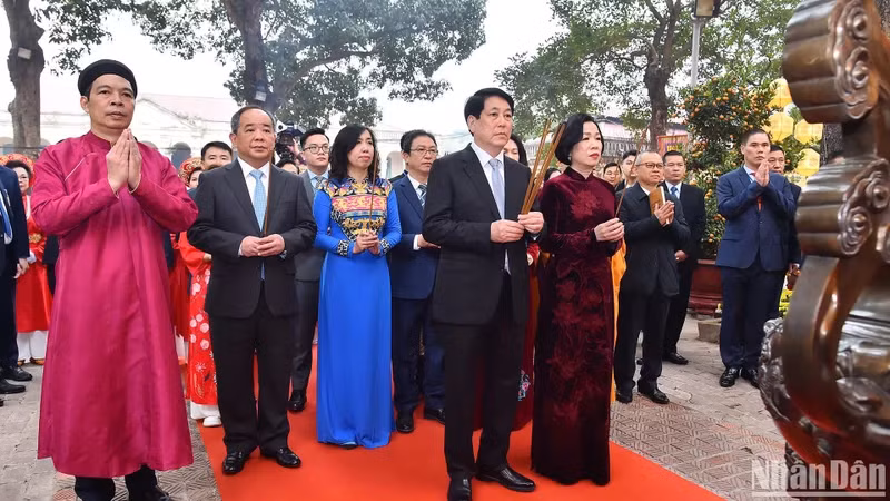 国家主席梁强同旅外越侨代表在升龙皇城上香。（水原 摄）