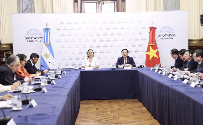 越南国会主席王廷惠在会谈中发表讲话。 越南国会主席王廷惠在会谈中发表讲话。