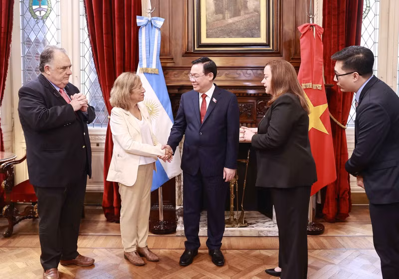 越南国会主席王廷惠会见阿根廷议会议员。 越南国会主席王廷惠会见阿根廷议会议员。