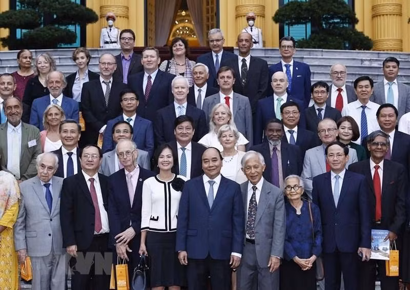 越南国家主席阮春福与国际著名科学家合影。