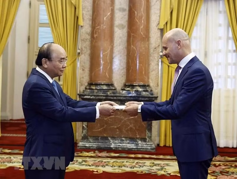 越南国家主席阮春福接受荷兰新任驻越大使Kees Van Baar递交国书。 越南国家主席阮春福接受荷兰新任驻越大使Kees Van Baar递交国书。