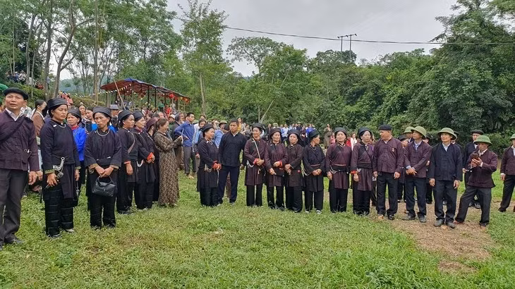 在春阳爱情集市上，斯岭歌声是不可或缺的一部分。
