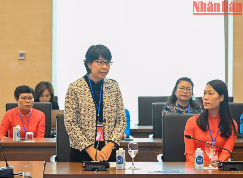 金童出版社副社长兼总编辑武氏琼莲发表讲话。