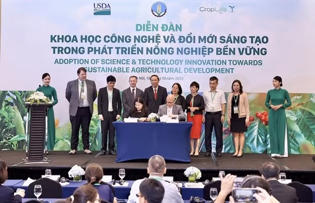 越南科技与环境司同亚洲作物保护协会签署2023-2030年阶段促进先进技术研发与应用合作备忘录。