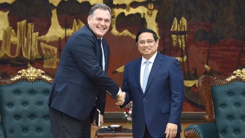 越南政府总理范明正会见法国交通部长菲利普·塔巴罗特。（陈海 摄）