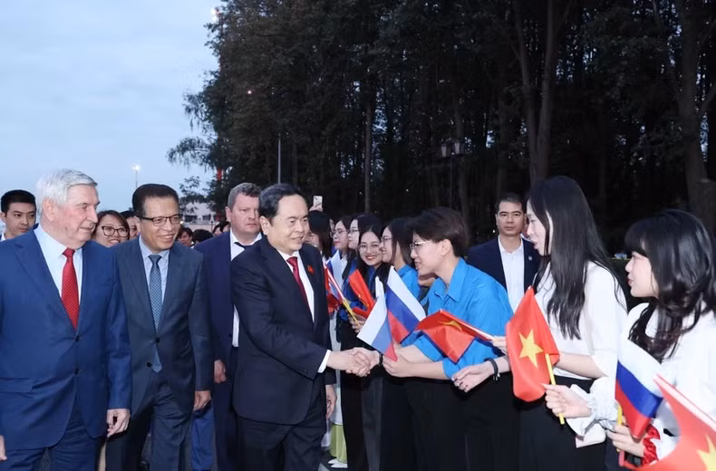 在俄罗斯伏努科沃国际机场为越南国会主席陈青敏举行送行仪式。