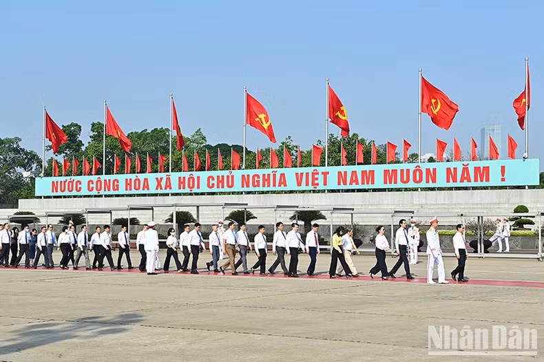 各部委代表团入陵拜谒胡志明主席遗容。 各部委代表团入陵拜谒胡志明主席遗容。