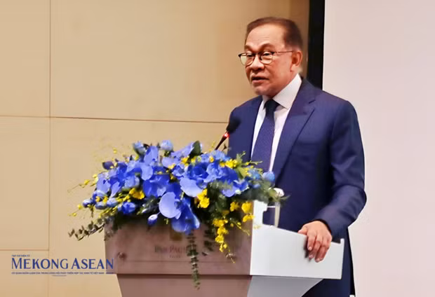 马来西亚总理安瓦尔·易卜拉欣在越南与马来西亚企业论坛上发言。