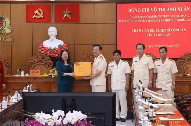 武氏映春副主席向隆安省公安力量送上春节慰问品。（图片来源：越通社）