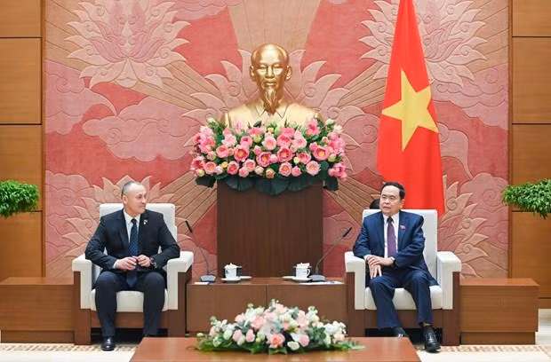 越南国会常务副主席陈青敏会见罗马尼亚—越南议员友好小组主席欧金。 越南国会常务副主席陈青敏会见罗马尼亚—越南议员友好小组主席欧金。