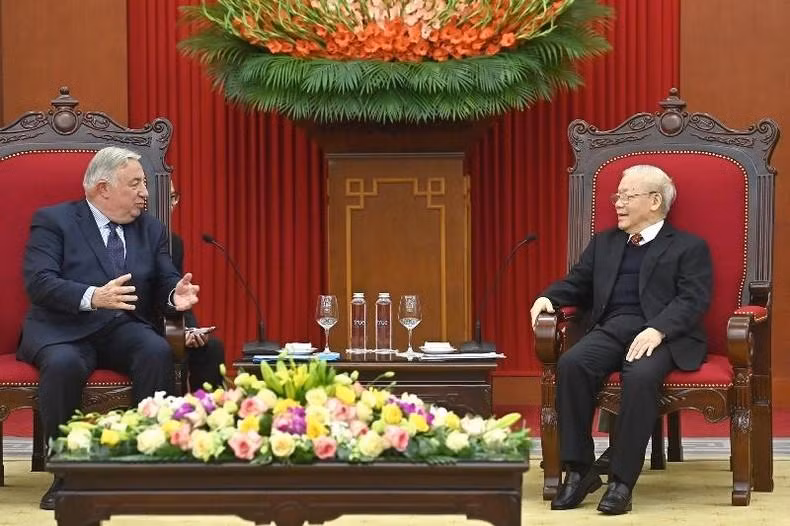 法国参议院议长热拉尔·拉尔发表讲话。