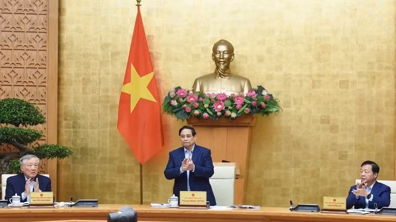 越南政府总理范明正主持2月份政府例行会议。（陈海 摄）