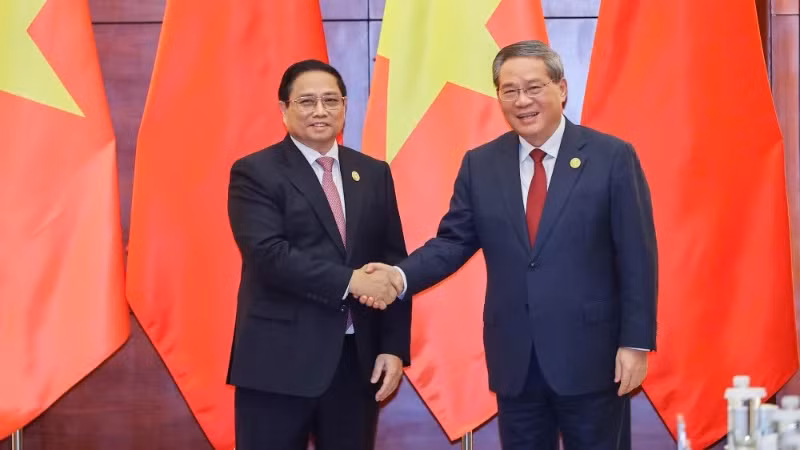 越南政府总理范明正与中国国务院总理李强。（图片来源：VGP）