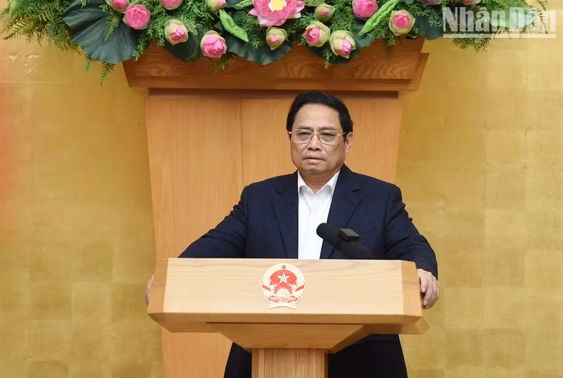 政府总理范明正在会上发表讲话。