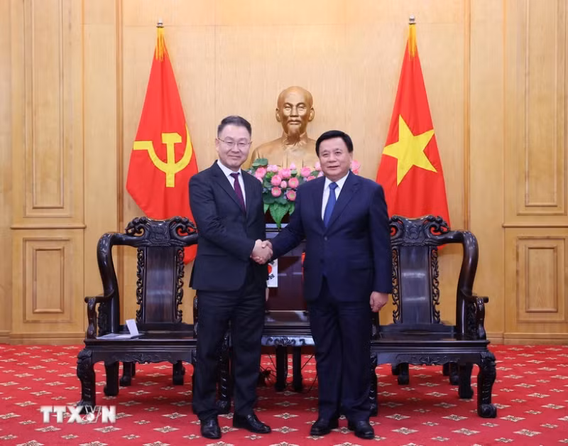胡志明国家政治学院院长阮春胜和韩国国家人力资源开发研究院院长金采桓。