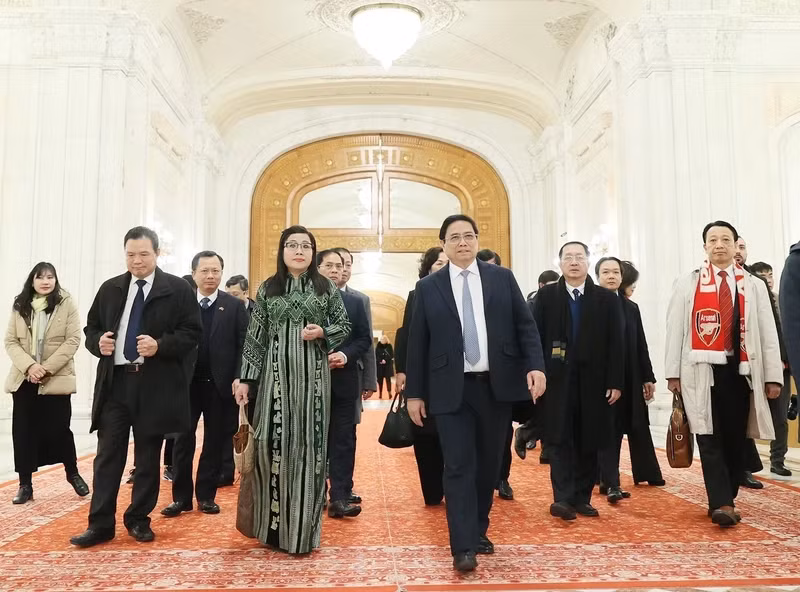 越南政府总理范明正和夫妇参观罗马尼亚议会宫。（图片来源：越通社）