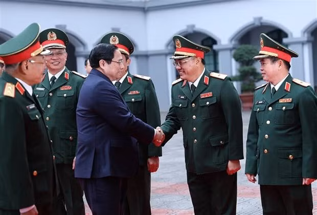 越共中央政治局委员、政府总理范明正莅临越南国防部第二总局检查备战工作。