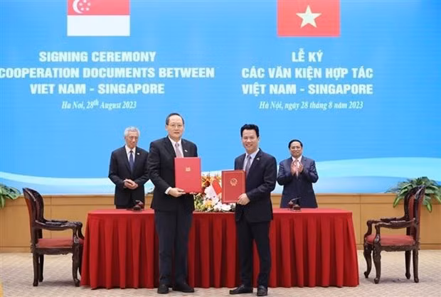 越南政府总理范明正与新加坡总理李显龙出席两国7项合作文件的签字仪式。