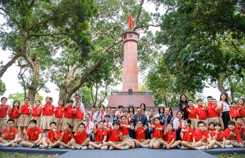 领导人与同学们合影。