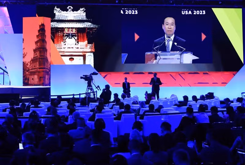 越南国家主席武文赏在APEC工商领导人峰会上发表讲话。