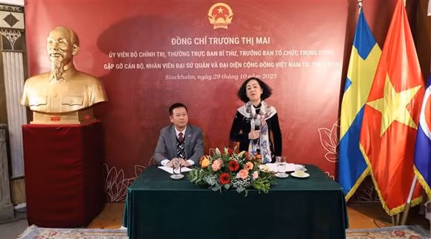 张氏梅女士在与越南驻瑞典大使馆工作人员和旅瑞越南人举行会面时发表讲话。 张氏梅女士在与越南驻瑞典大使馆工作人员和旅瑞越南人举行会面时发表讲话。