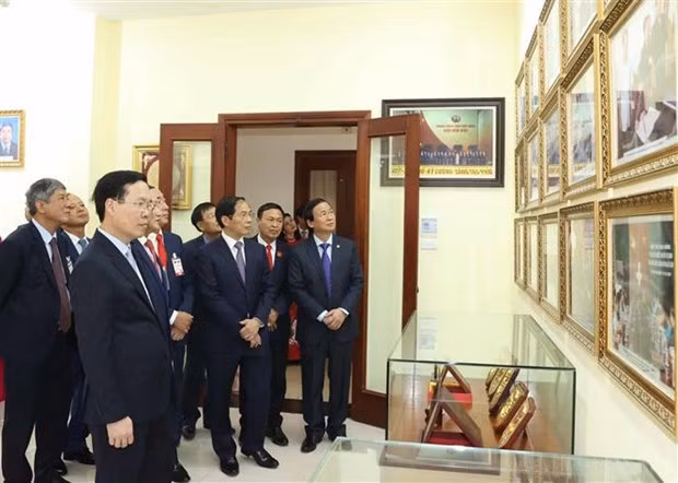 武文赏主席参观越南驻老大使馆的历史室。