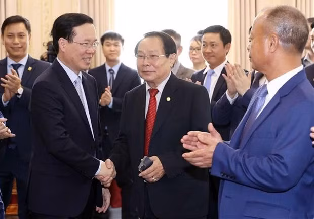 越南国家主席武文赏和各位代表。