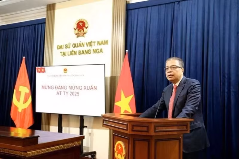 越南驻俄罗斯大使邓明魁在集会上发表讲话。