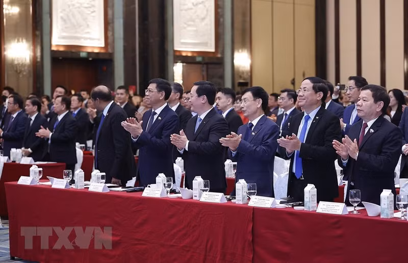 越南代表团出席越新企业论坛。