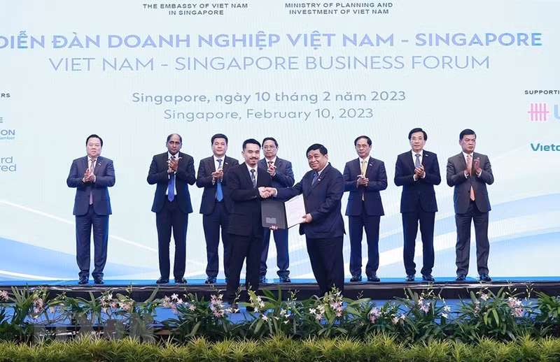 政府总理范明正见证了两国各机关和企业之间的协议交换仪式。