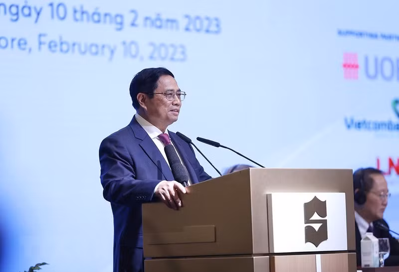 政府总理范明正在越新企业论坛上发表讲话。