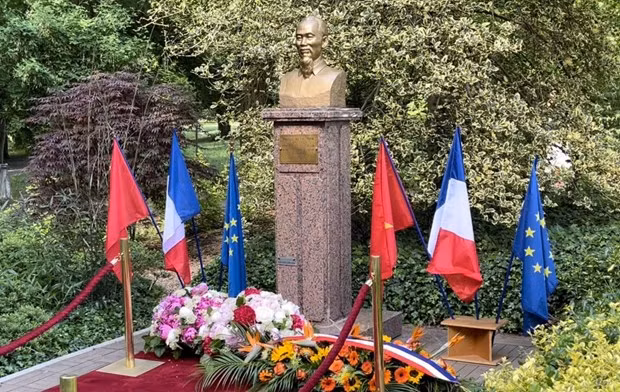 Montreau公园的胡志明主席塑像。