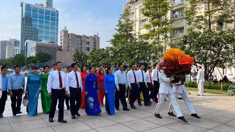 胡志明市领导上香鲜花缅怀胡志明主席。