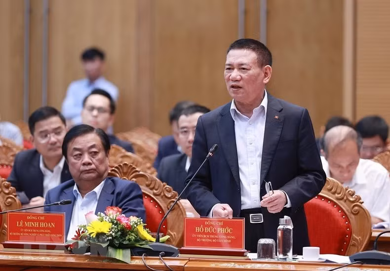 财政部部长胡德福在会上发言。