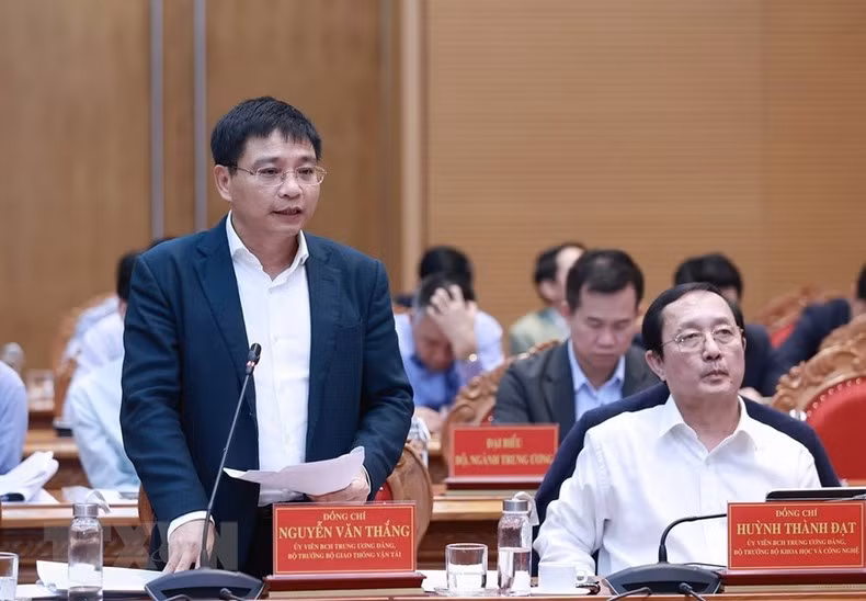 交通运输部长阮文胜在会上发言。