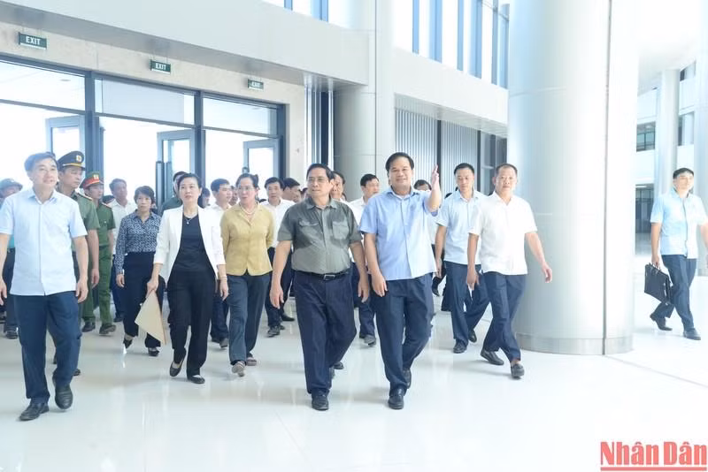 范明正总理一行视察白梅医院分院项目。