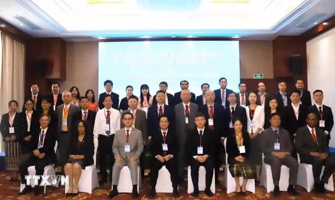 出席第十届社会主义国际论坛的代表合影。（图片来源：越通社）