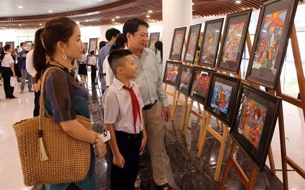 游客参观展会。