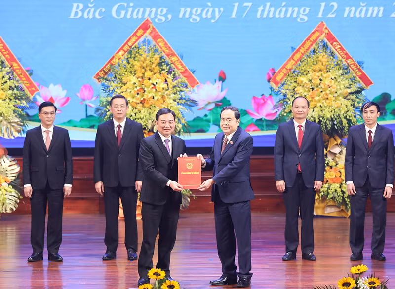 国会主席陈青敏向北江省领导人转交国会常务委员会第1191号决议。