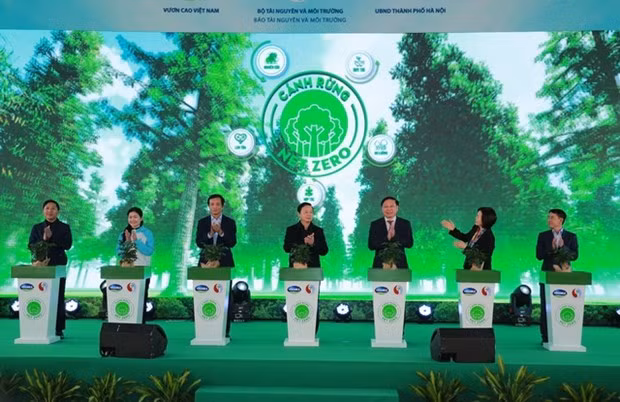 政府副总理陈红河同各位代表正式启动到2050年“向净零排放前进”植树项目。