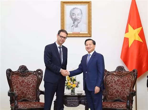越南政府副总理黎明慨（右）与瑞士经济、教育和研究部国务秘书多米尼克·帕拉维西尼。